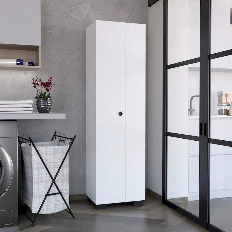 Meuble de rangement ultra-fin avec étagères intégrées et crochets latéraux pour balais. Blanc.