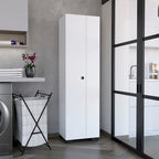 Meuble de rangement ultra-fin avec étagères intégrées et crochets latéraux pour balais. Blanc.
