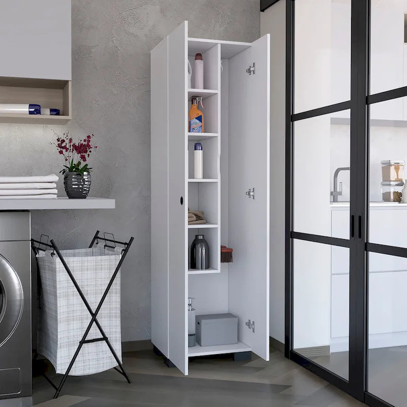 Meuble de rangement ultra-fin avec étagères intégrées et crochets latéraux pour balais. Blanc.